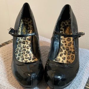 Women’s black spirit heels